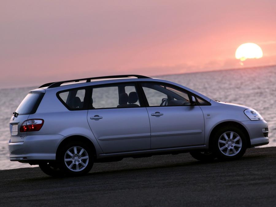  Toyota Avensis Verso 2003 года  (фото 6 из 25)